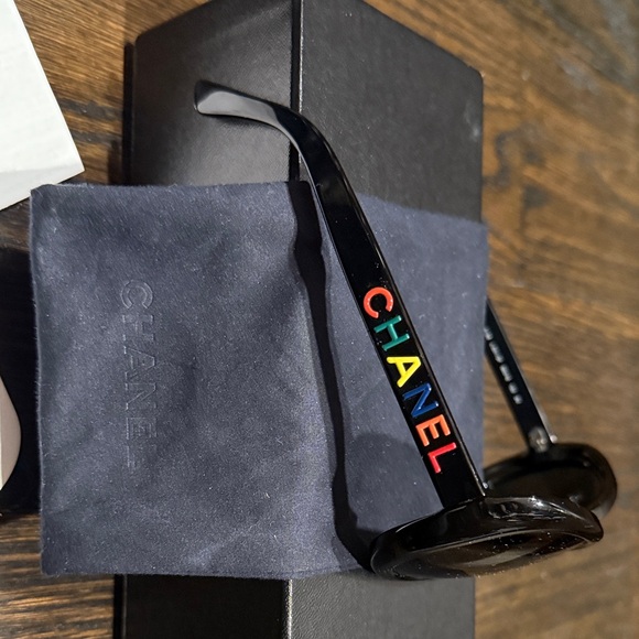 CHANEL Glossy Black Sunglasses - Picture 3 of 4